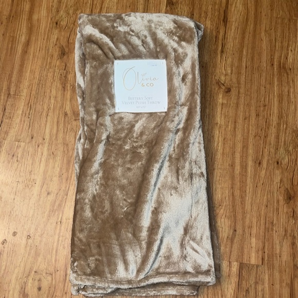 Olivia & Co buttery soft velvet plush throw - Picture 1 of 3